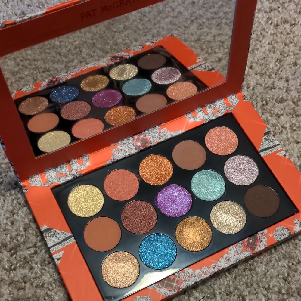 Pat McGrath Labs Luminous Legends: Mega Eye Shadow Palette - Picture 1 of 10